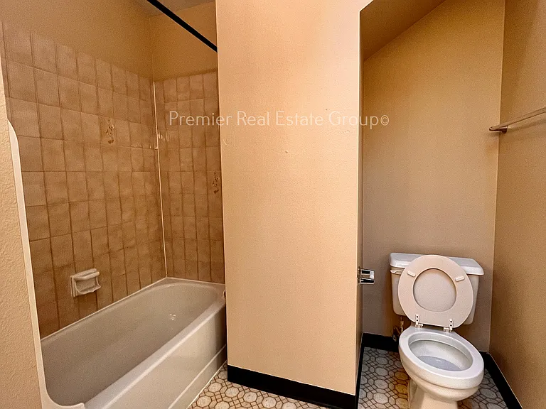 918 London Green Way — Photo 12