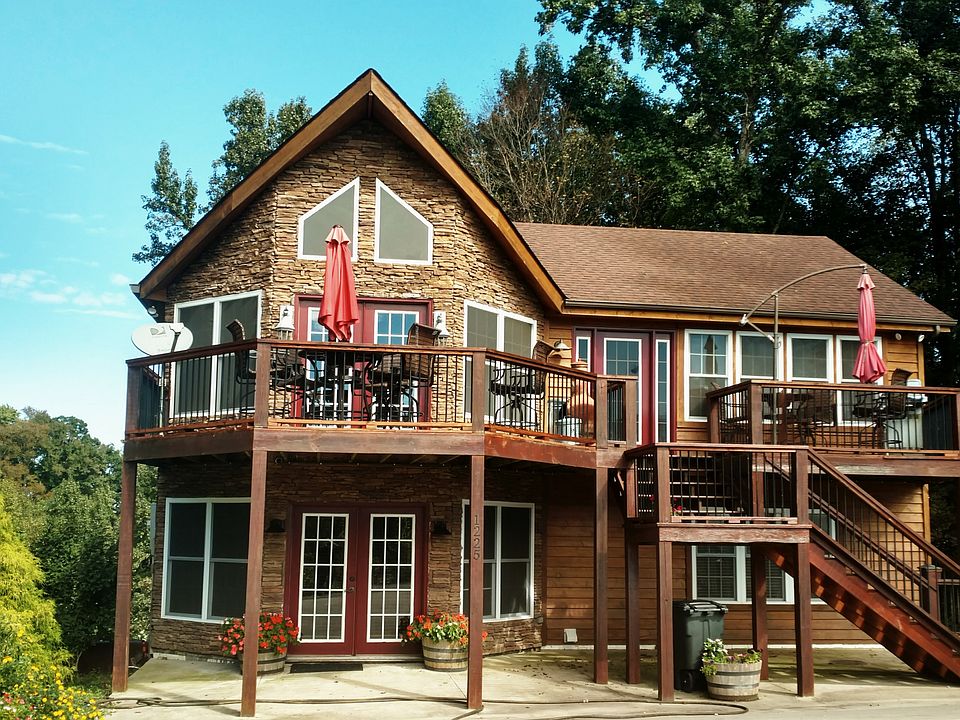 Lake house  2 of 3 levels 

