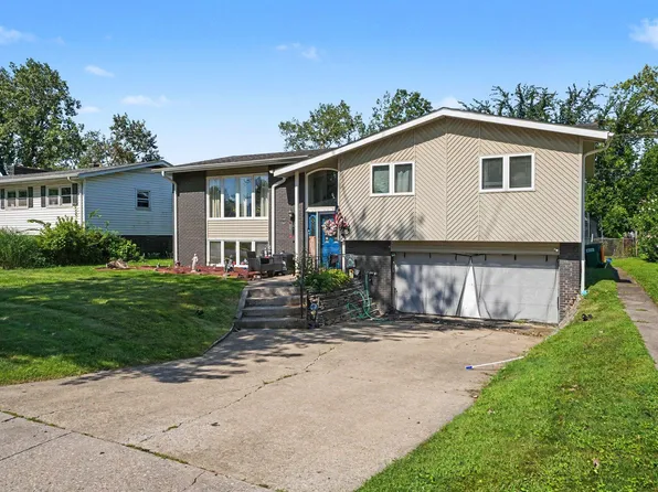 9328 Chestnut Ln, Munster, IN 46321