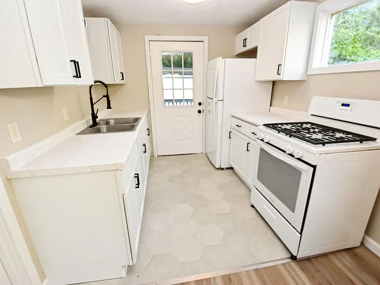 1014 W Bryan St — Photo 2