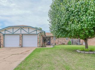 929 NW 9th St, Moore, OK 73160