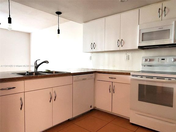 3rd image of 9191 Fontainebleau Blvd #305