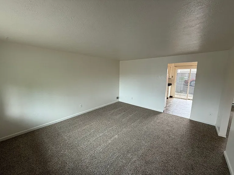 926 SE Uglow Ave #3 — Photo 3
