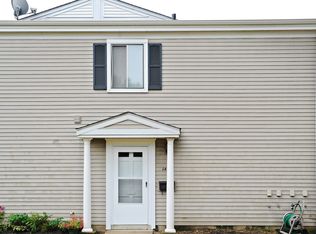 1467 Cove Dr #200-D, Prospect Heights, IL 60070