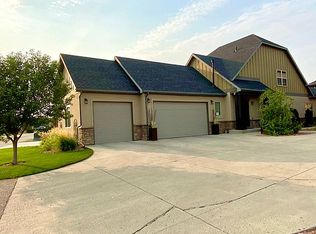 2002 Dublin Ln, Williston, ND 58801