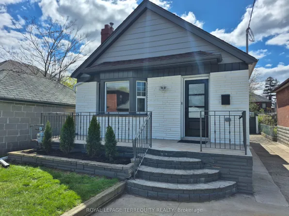 40 Leroy Ave, Toronto, ON M4J 4G8