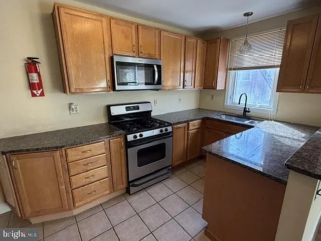 3 bed, 1.0 bath, 1320 sqft, $2,000 — Photo 4
