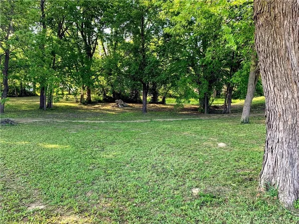 1106 E 23rd St S, Independence, MO 64050