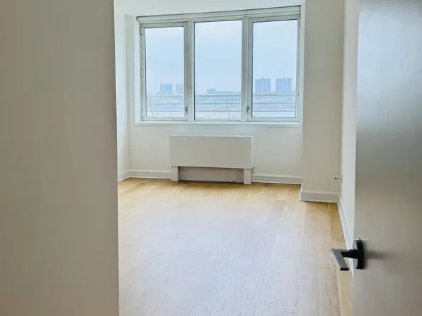 120 Riverside Boulevard image 12 of 21