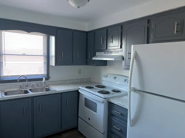 605 Woodmere Dr APT 10, New Stanton, PA 15672
