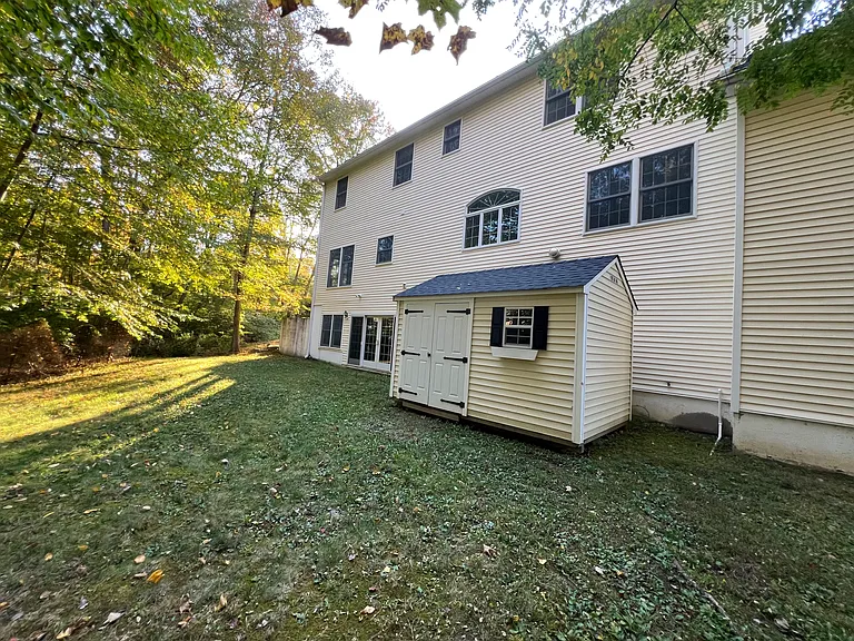 1 Meadowbrook Ln — Photo 2