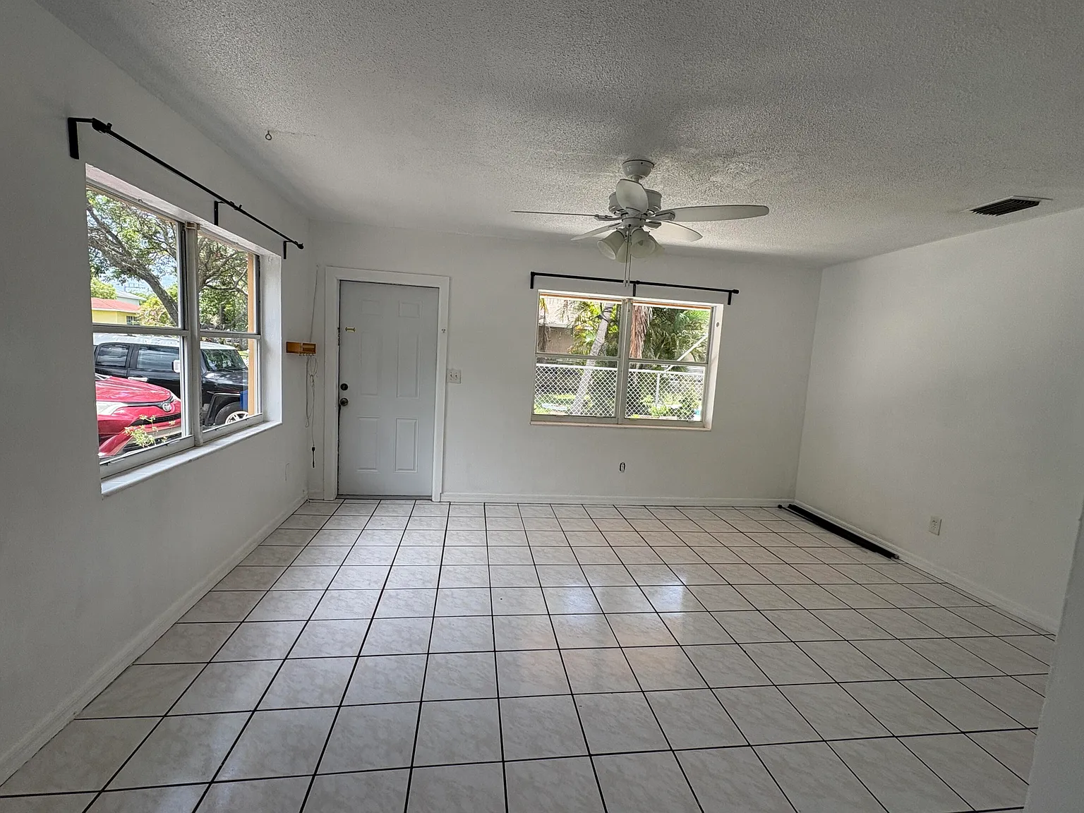 2 bed, 1.0 bath, 3316 sqft, $2,000 — Photo 4