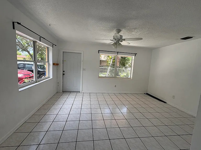 231 SW 8th St #1 — Photo 4