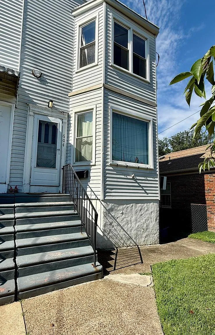 2 bed, 900 sqft, $2,100 — Photo 1