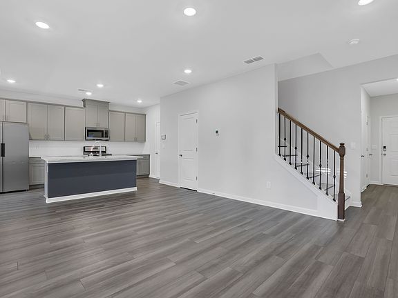 4th image of 2237 Whitworth St