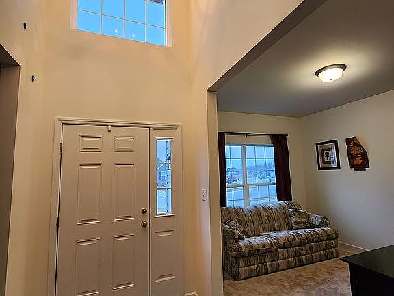 3rd image of 933 Crestwood Ln