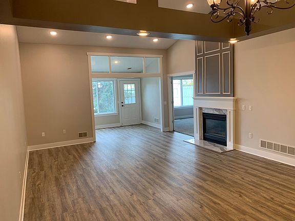 Large great room with FP