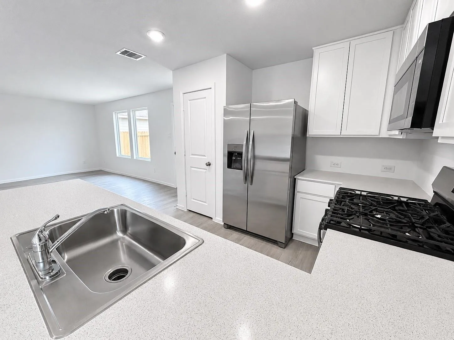 4 bed, 2.5 bath, 1979 sqft, $2,000 — Photo 3