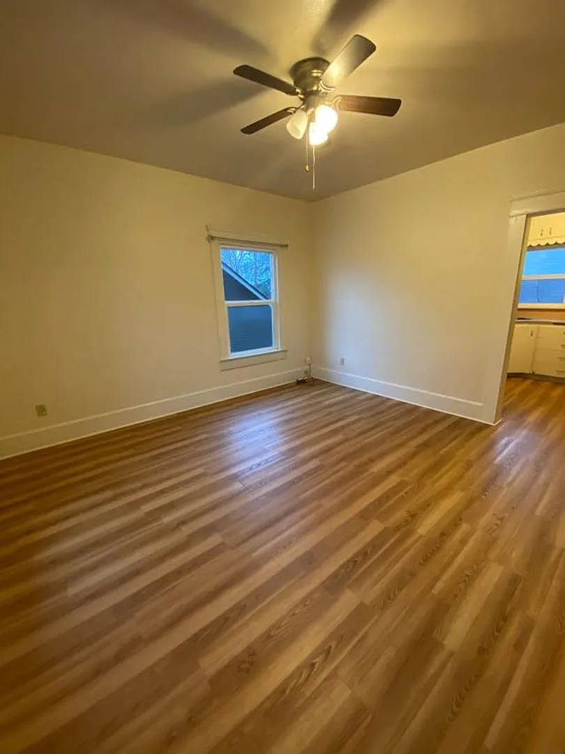 2 Bedroom triplex in Springfield — Photo 2