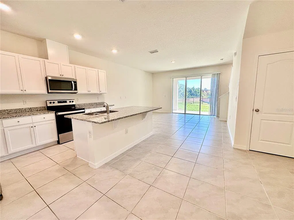 3 bed, 2.5 bath, 1660 sqft, $1,900 — Photo 3