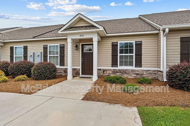 3 bed, 2.0 bath, 1088 sqft, $1,655 — Photo 2