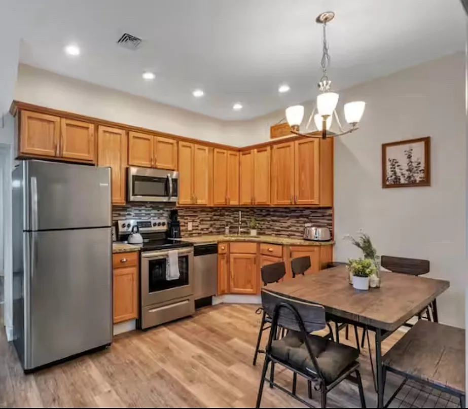 4 bed, 1000 sqft, $2,500 — Photo 3