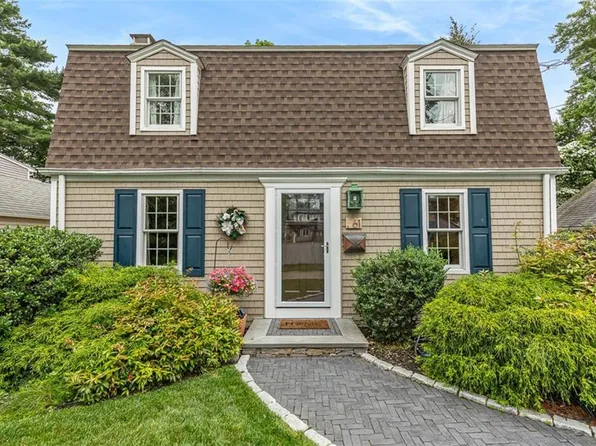 61 Harlem St E, Rumford, RI 02916