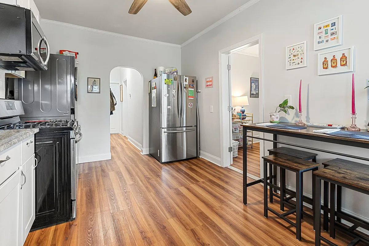 Building Photo - 592 E 3rd St #1