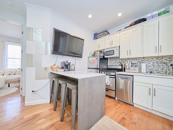 3rd image of 157 Suffolk St APT 201