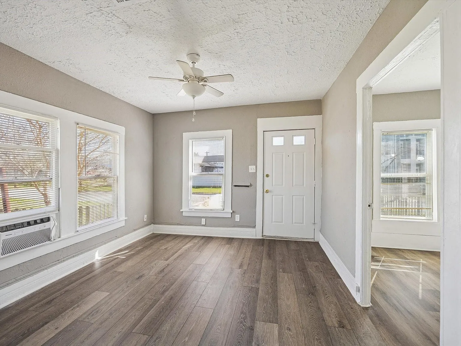2 bed, 1.0 bath, 640 sqft, $1,199 — Photo 1