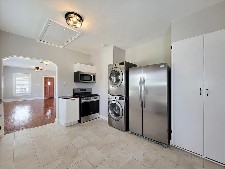 802 E 39th St — Photo 23