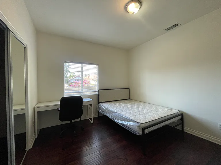 3439 S Catalina St - USC student housing — Photo 14