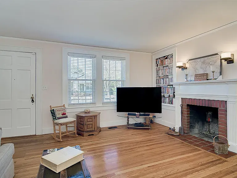 1004 Murphy St — Photo 4