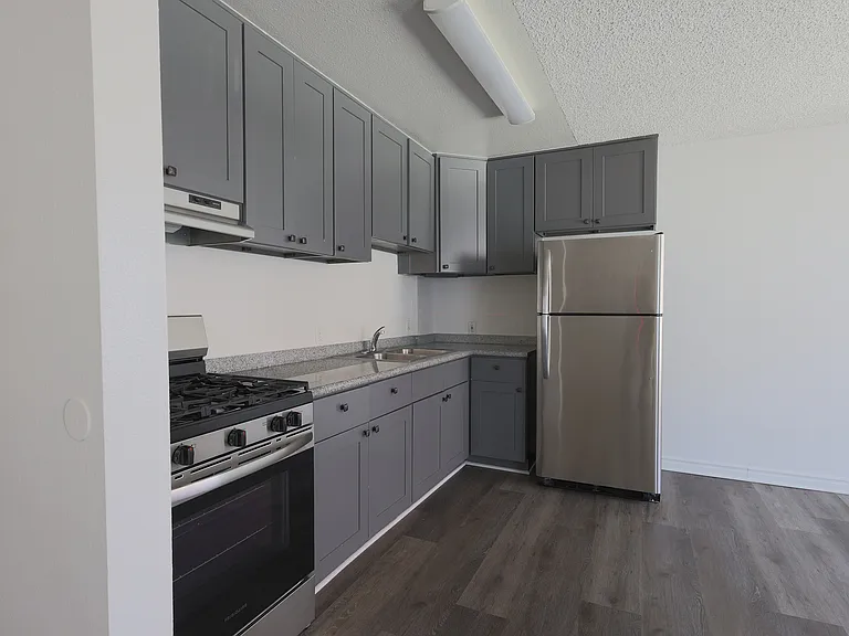 909 Irolo St — Photo 7
