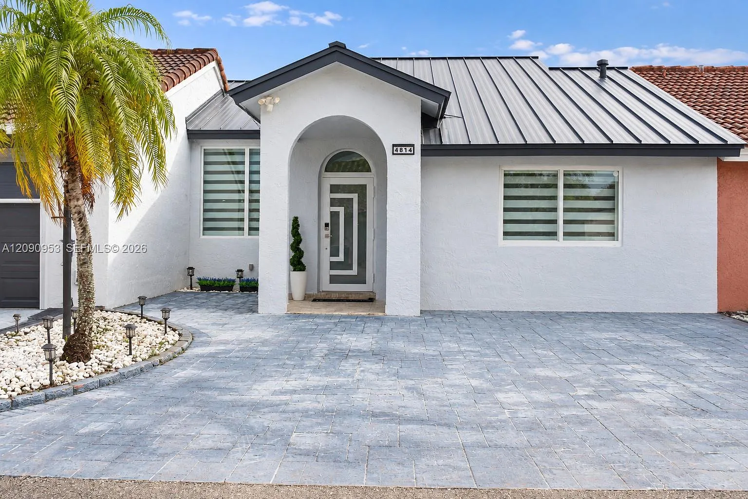 Bird Lakes Townhouse Sec — Photo 1