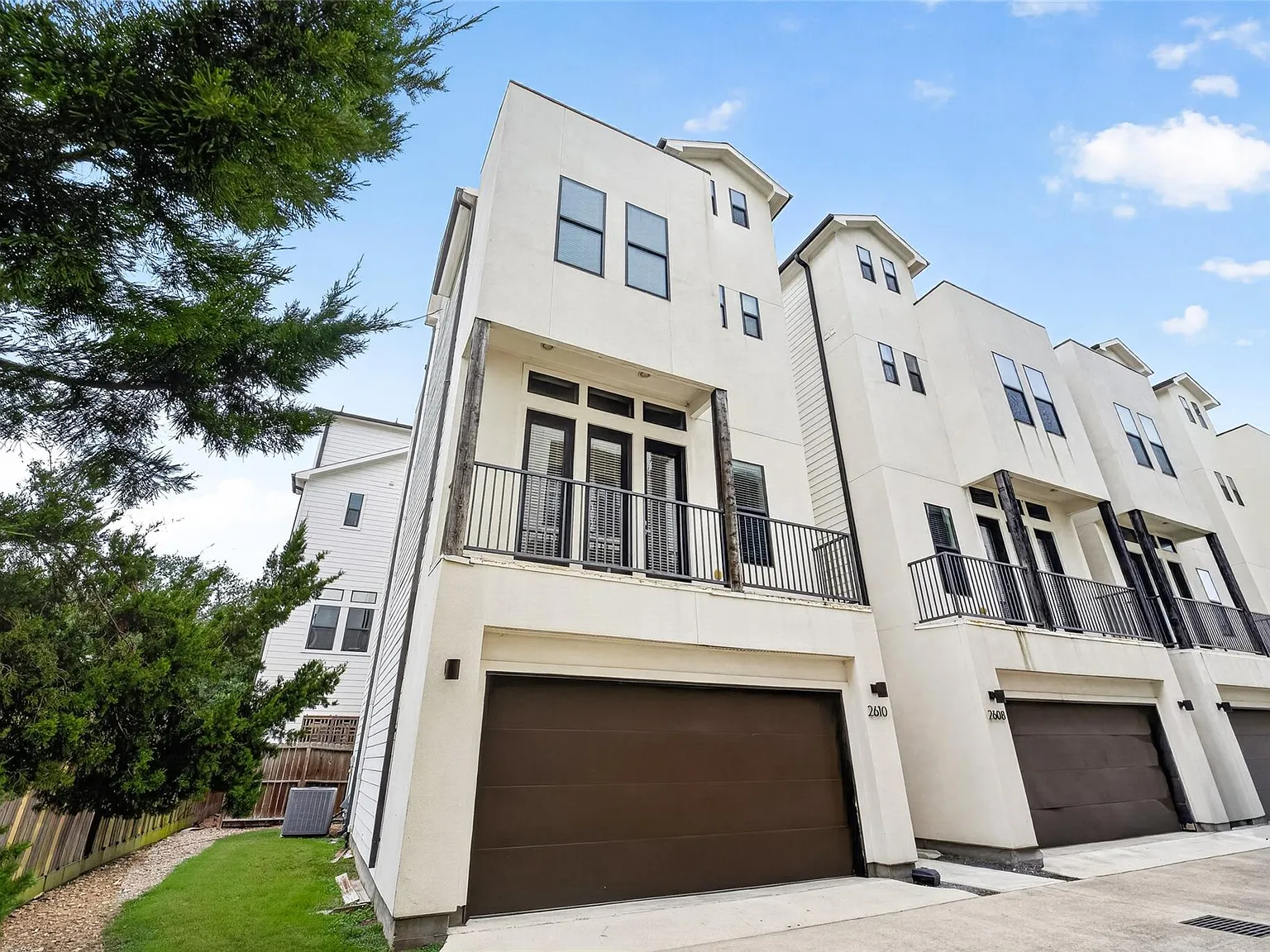 3 bed, 3.5 bath, 1889 sqft, $2,700 — Photo 2
