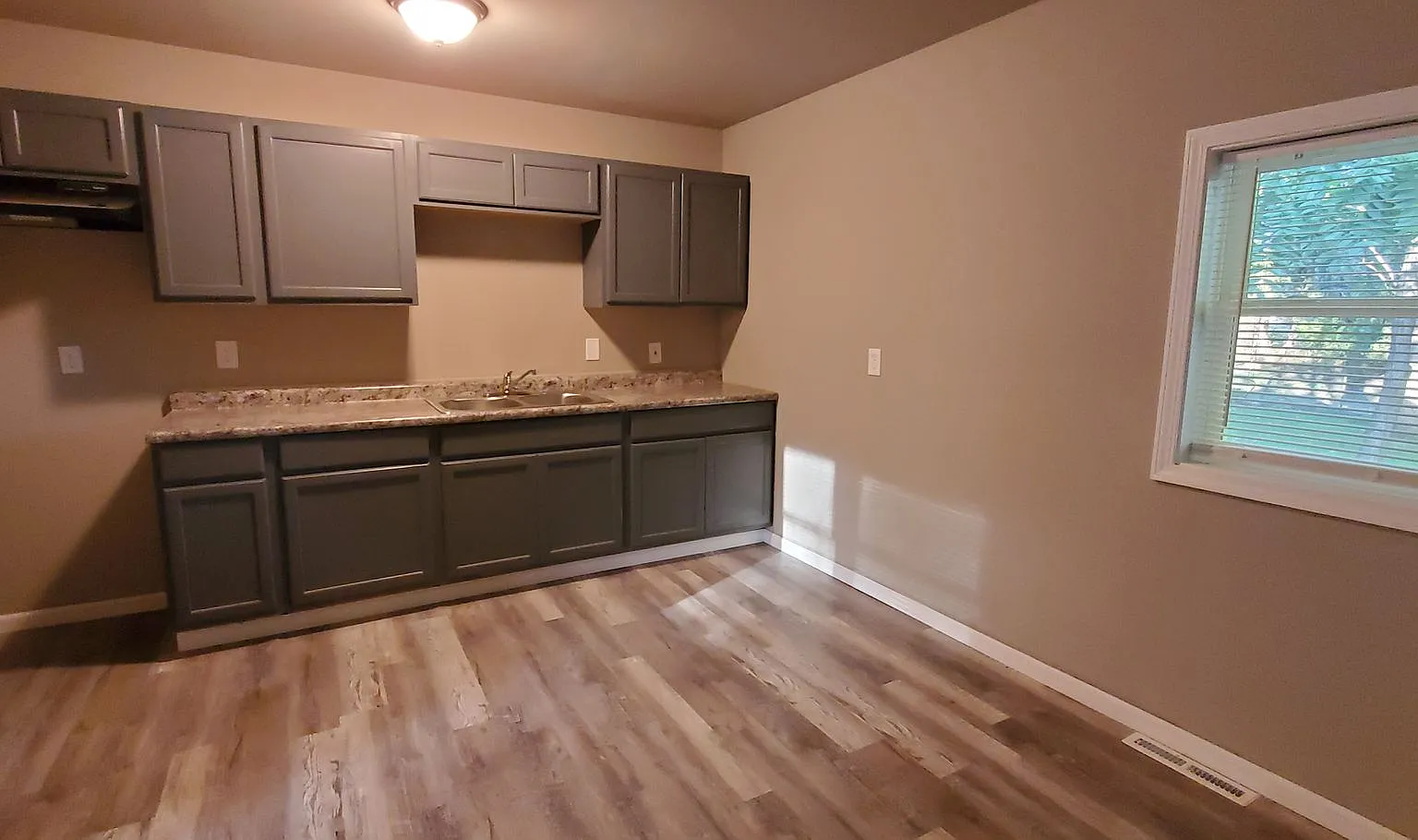 3 Bedroom 1 Bath in East Glen Park — Photo 4