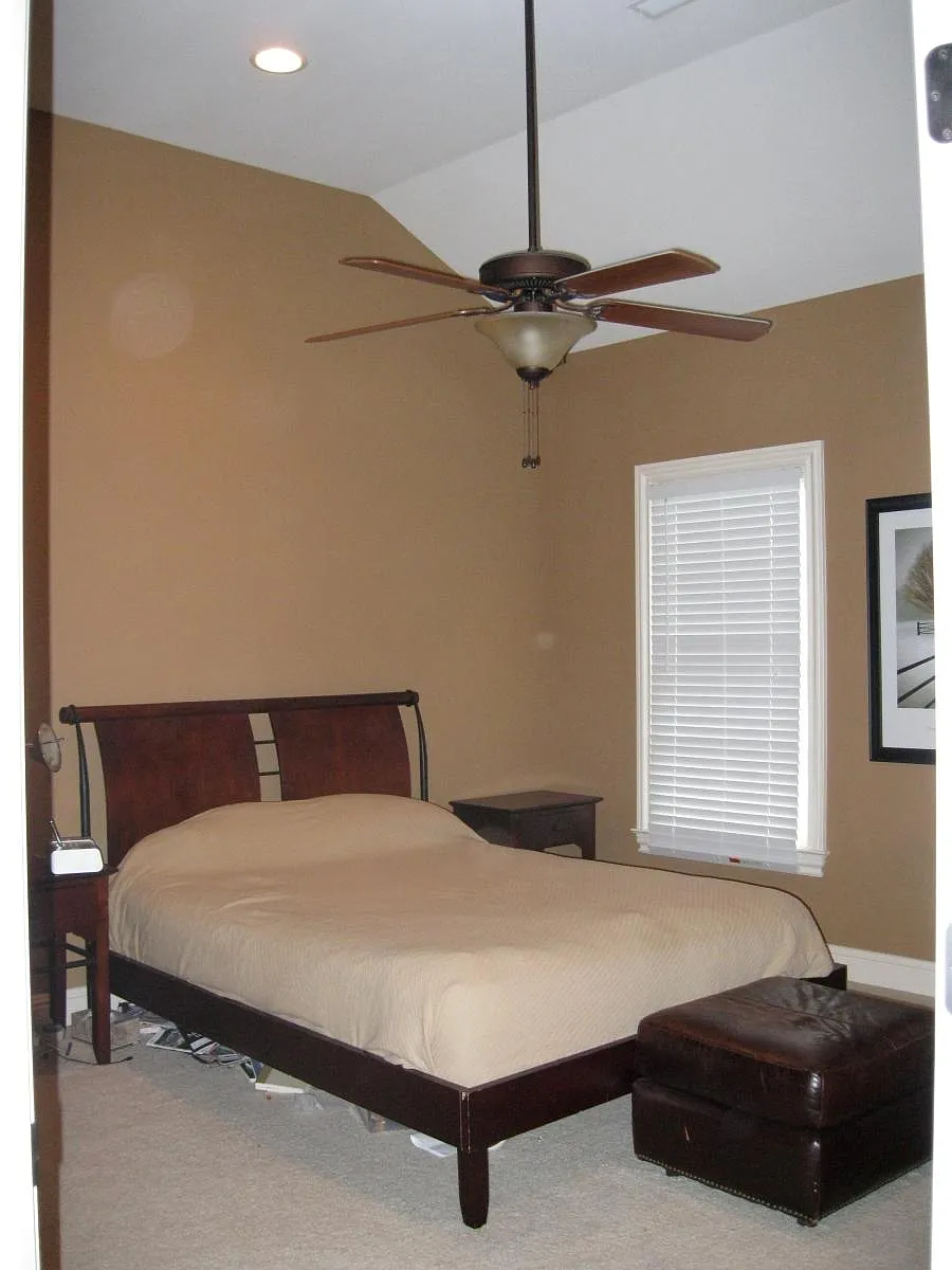 Vaulted ceiling with ceiling fan - 3189 Parthenon Ave #8