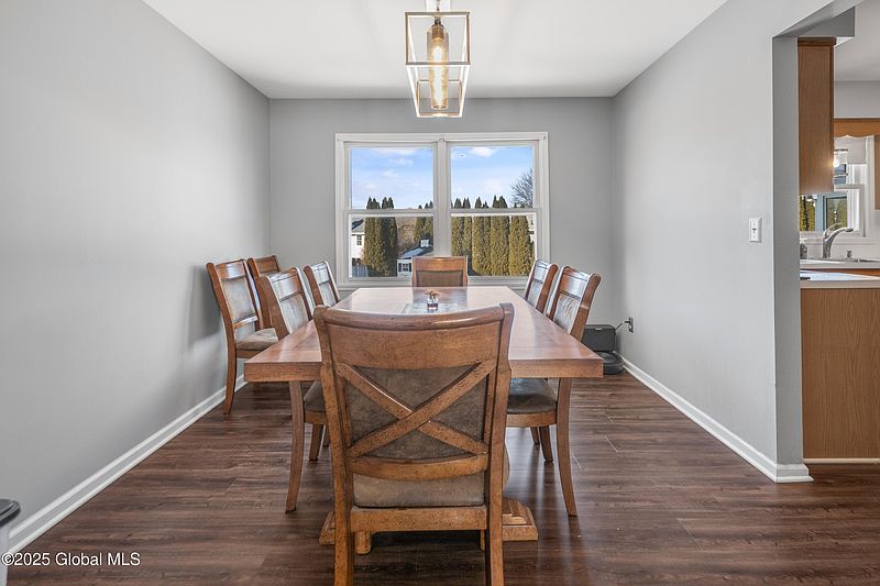 5th image of 403 Glenmist Court