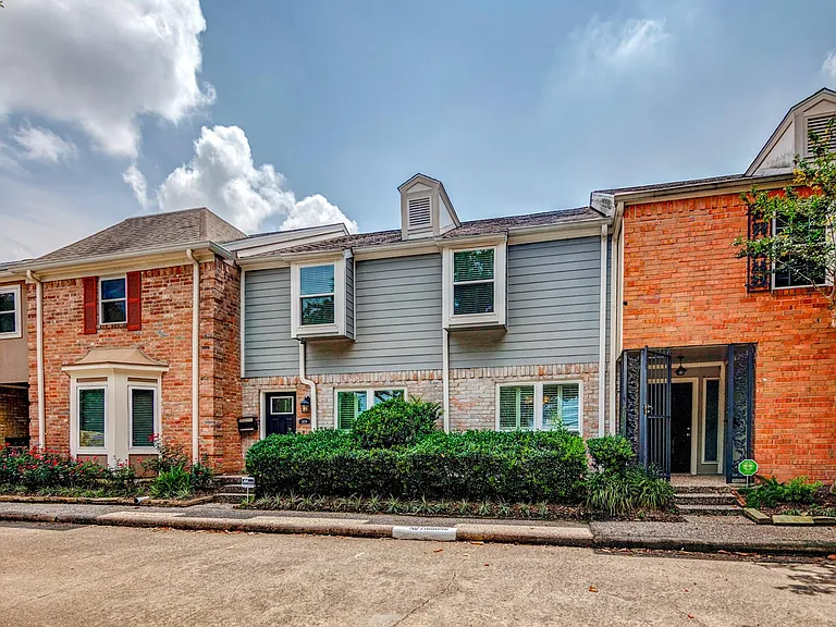 1659 W Sam Houston Pkwy S — Photo 2