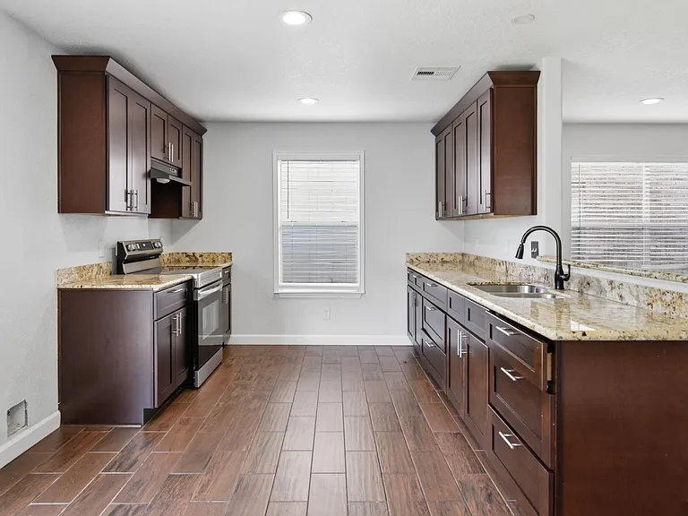 11710 Fossil Rock Ln — Photo 16