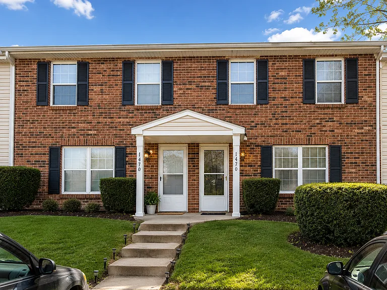 325 Pheasant Run Ct — Photo 1
