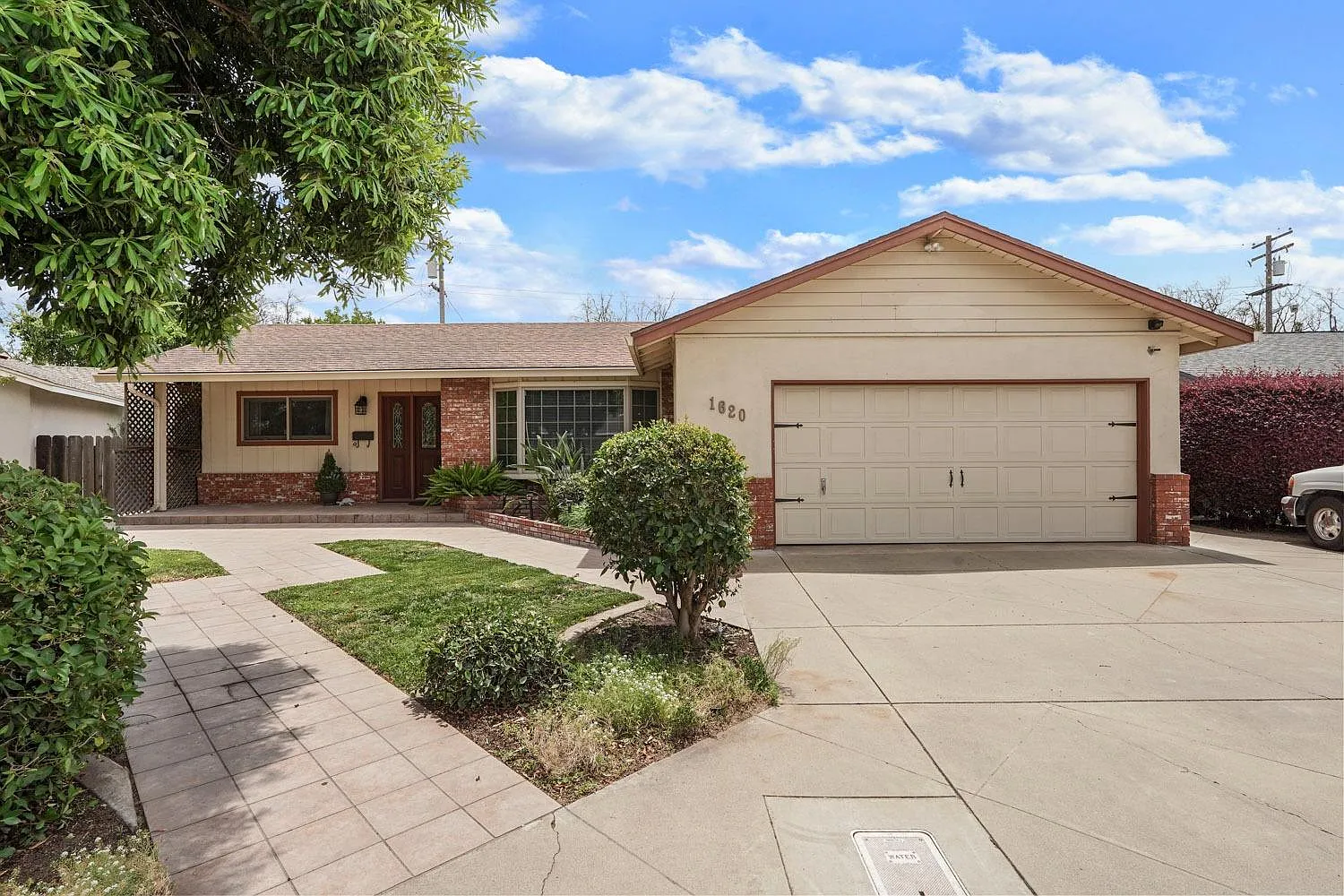 1620 Ascot Dr photo 1
