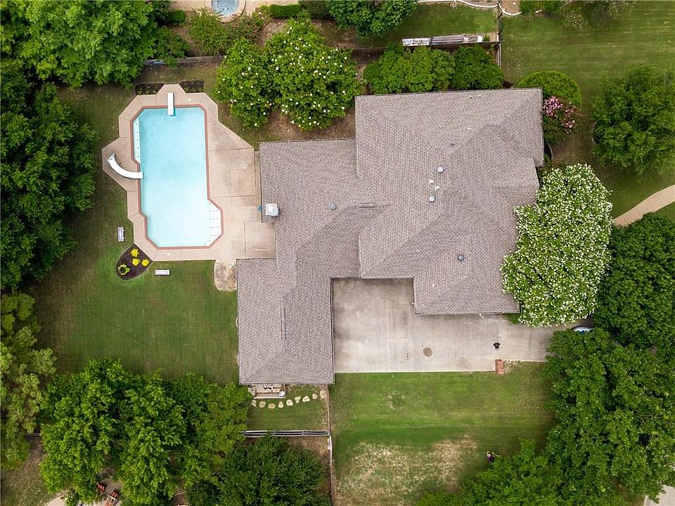 1st image of 207 Lake Crest Dr