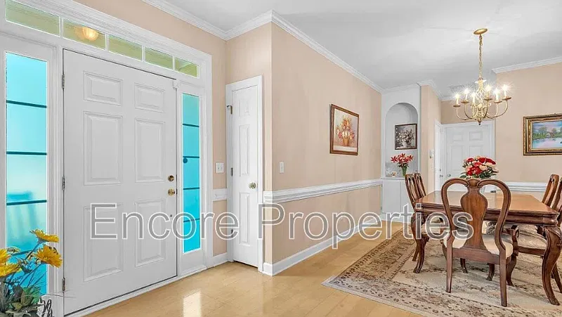 3 bed, 2.0 bath, 1744 sqft, $2,100 — Photo 3