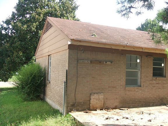 2nd image of 3020 Briarwood Dr