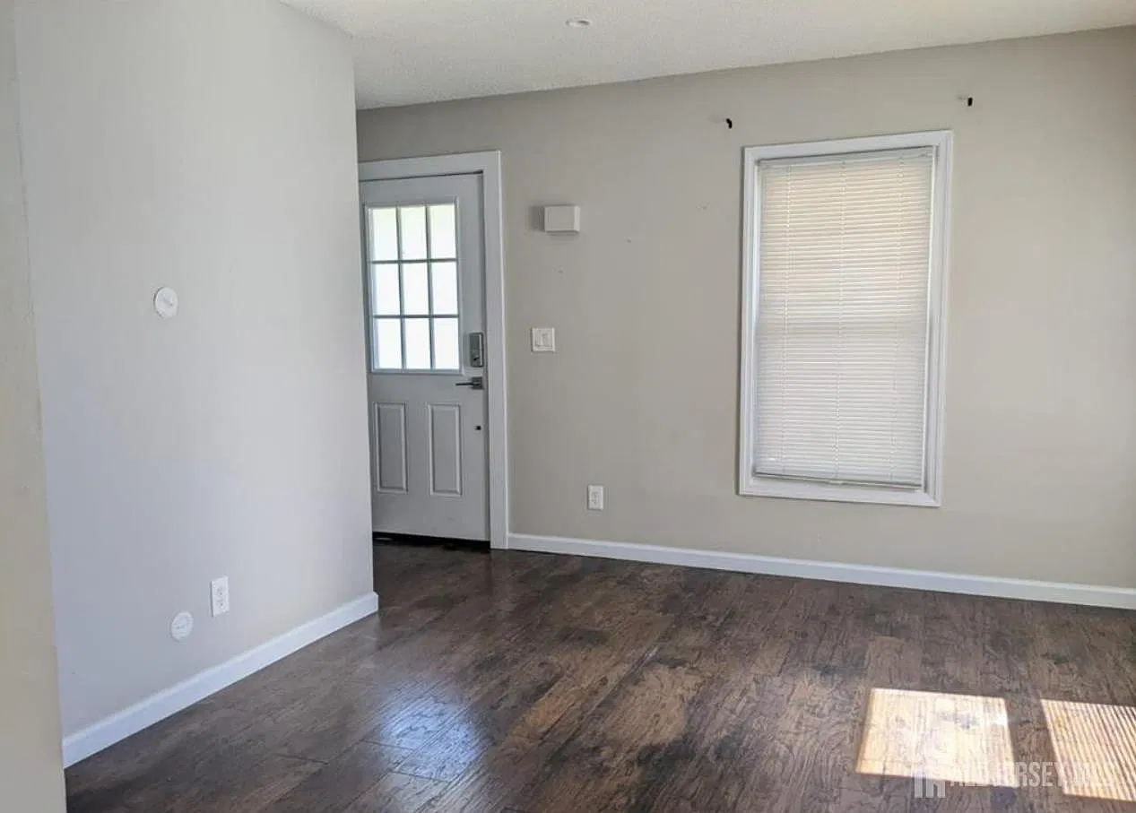 3 bed, 1.5 bath, 2160 sqft, $2,600 — Photo 4