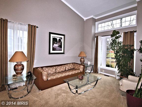3rd image of 6 Westhampton Ct