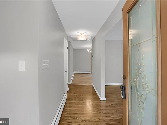 3rd image of 134 N Hawthorne Dr
