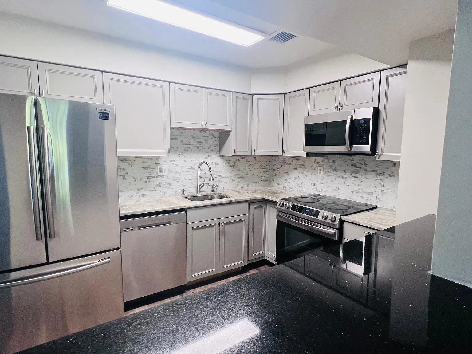 539 Newbury Ct — Photo 4